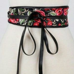 🆕🌺 NWT Silk Embroidery Floral Cinch Belt 🌺